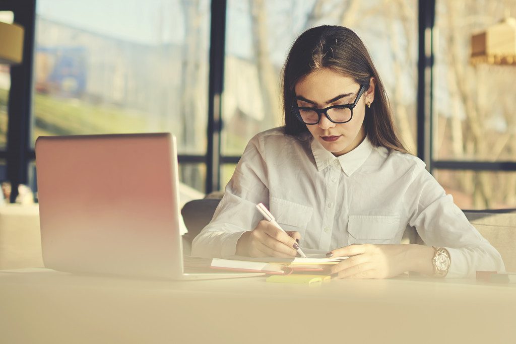 employee working in her desk